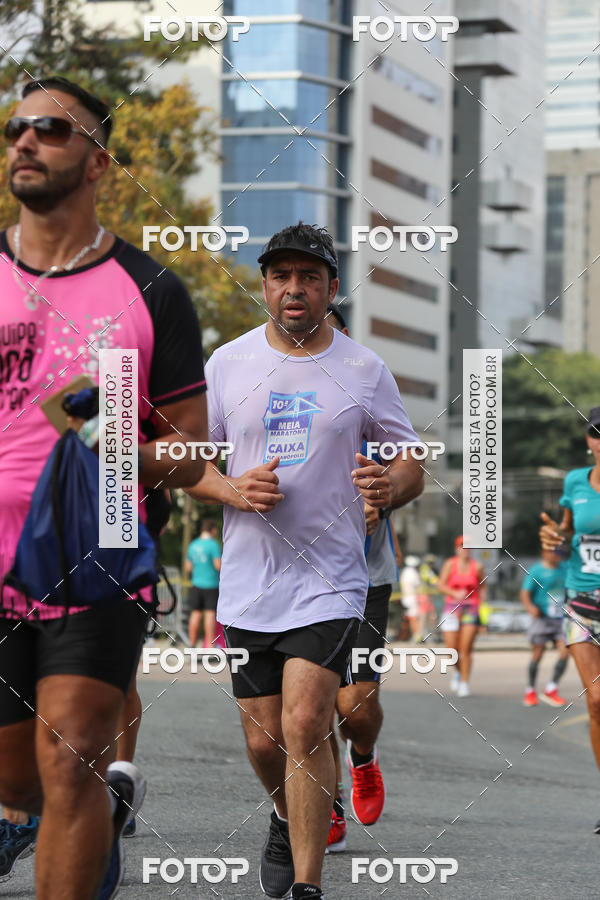 Buy your photos of the eventMeia Maratona Internacional de Curitiba 2018 on Fotop