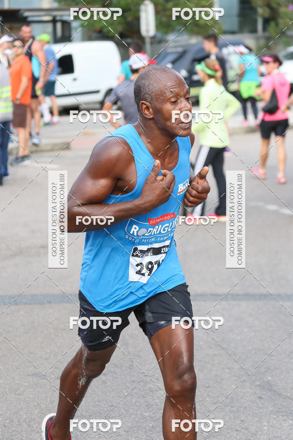 Buy your photos of the eventMeia Maratona Internacional de Curitiba 2018 on Fotop