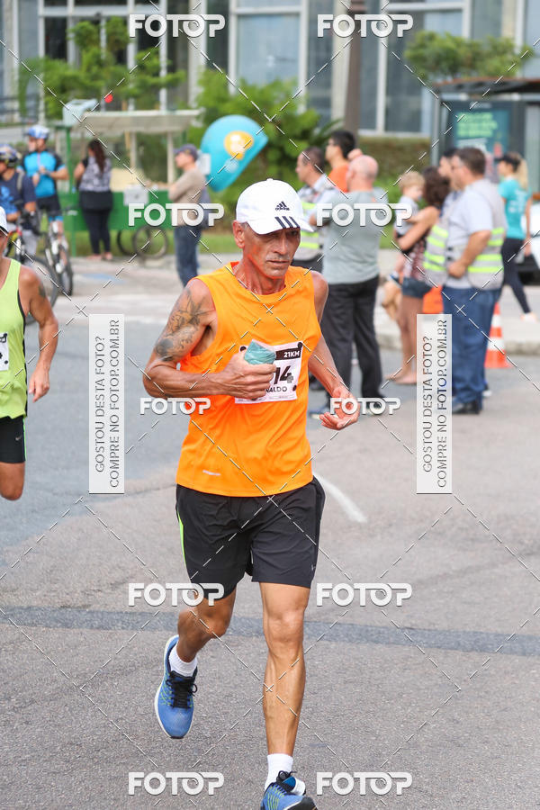Buy your photos of the eventMeia Maratona Internacional de Curitiba 2018 on Fotop