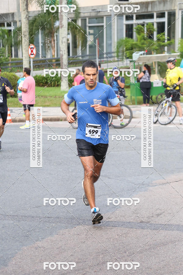 Buy your photos of the eventMeia Maratona Internacional de Curitiba 2018 on Fotop