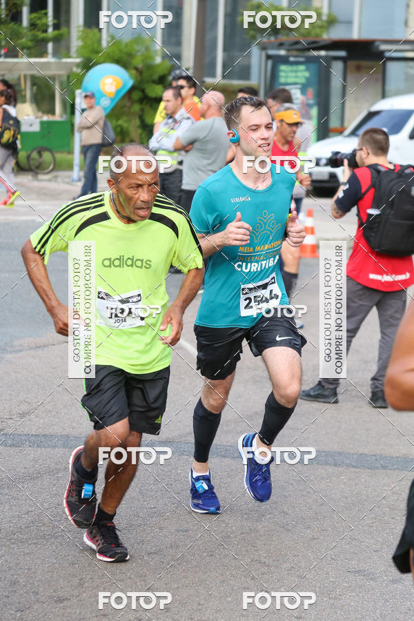 Buy your photos of the eventMeia Maratona Internacional de Curitiba 2018 on Fotop