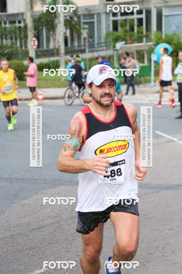 Buy your photos of the eventMeia Maratona Internacional de Curitiba 2018 on Fotop