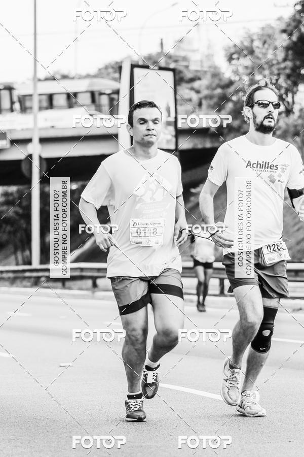 Buy your photos of the eventFotos de Corrida em Preto & Branco on Fotop