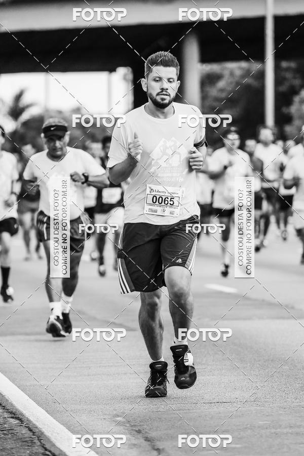 Buy your photos of the eventFotos de Corrida em Preto & Branco on Fotop