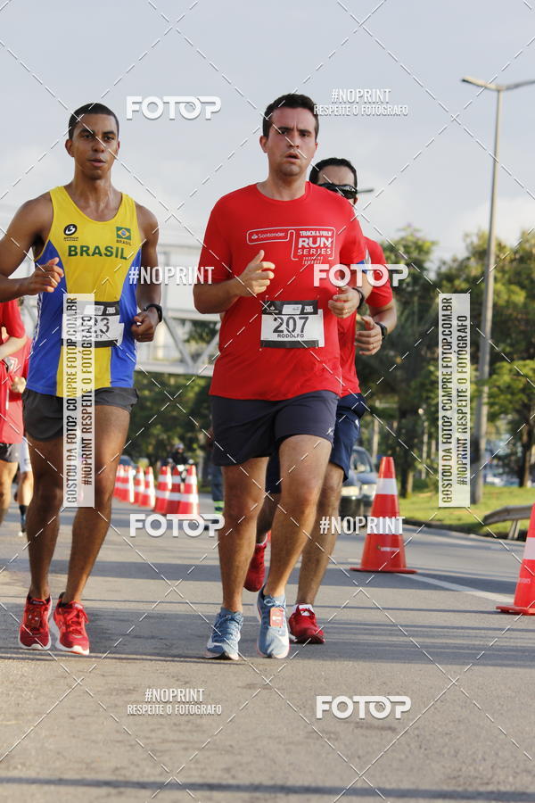Buy your photos of the eventSantander Track & Field Run Series - Shopping Tambor on Fotop