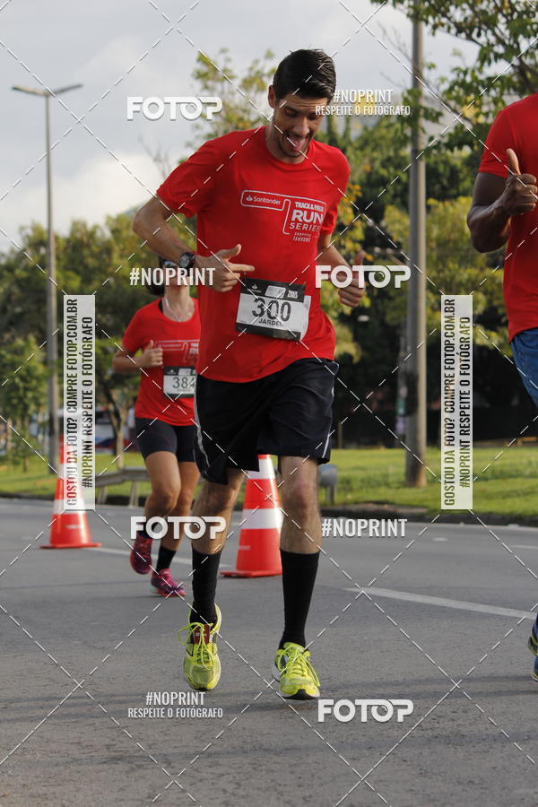 Buy your photos of the eventSantander Track & Field Run Series - Shopping Tambor on Fotop