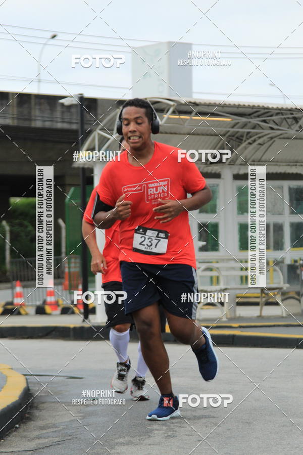 Buy your photos of the eventSantander Track & Field Run Series - Shopping Tambor on Fotop